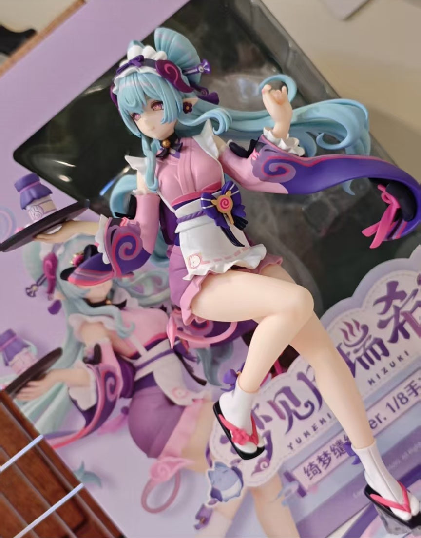 Mizuki from a low angle, sleeves and tail
