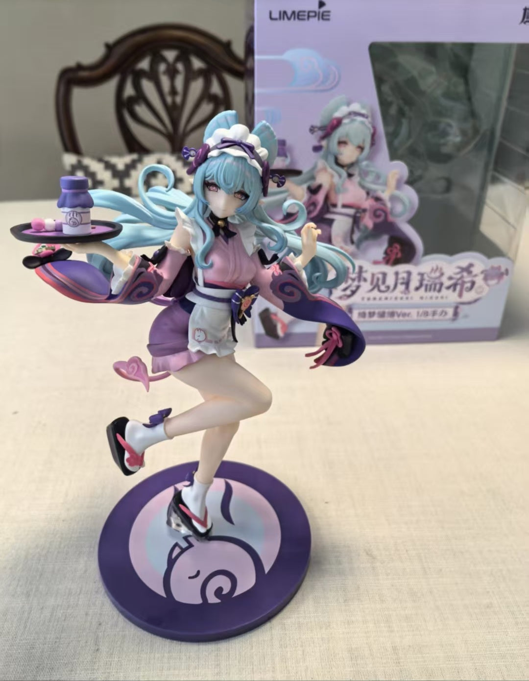 Mizuki holding a dessert tray, box behind her
