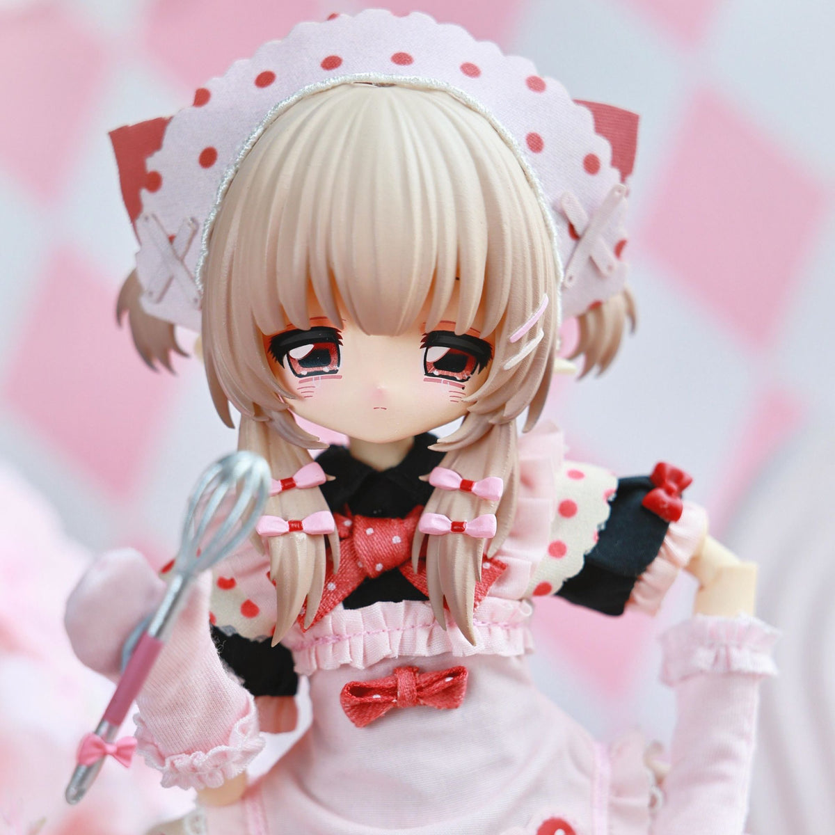 Heart's Dark Side 1/6 BJD blind box - dessert chef doll close-up holding a spoon and fork in a pink heart outfit
