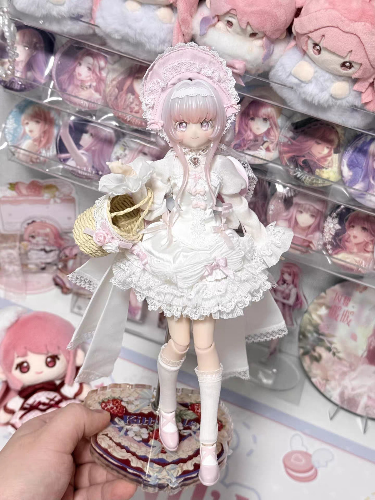 Melliel MJD 1/6 SP doll held in hand for scale reference